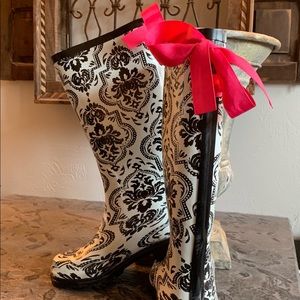Women’s size 5 Nomad rain boots